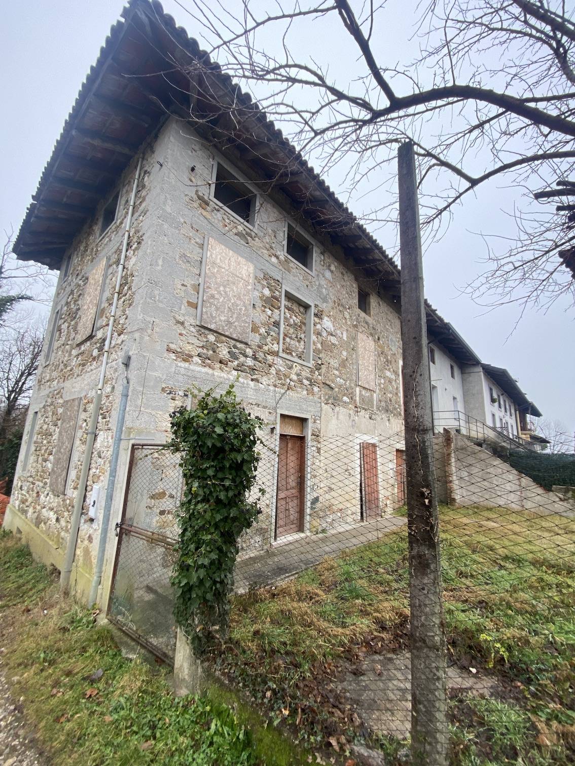 Rustico da ristrutturare in vendita a Moruzzo