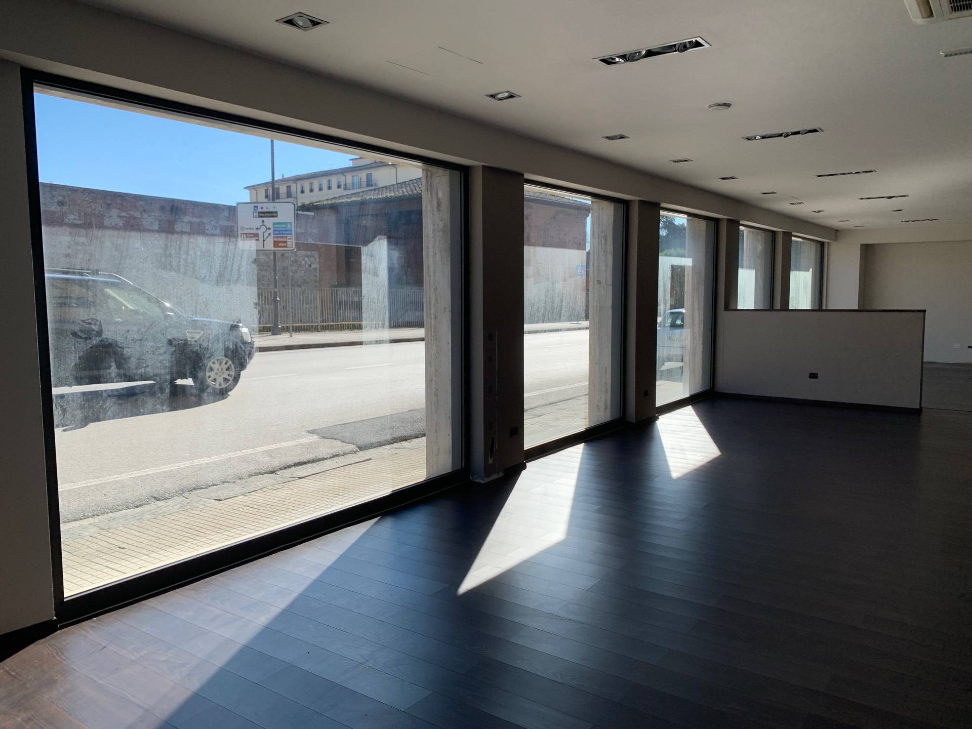 Fondi in vendita a Pisa, Lungarni