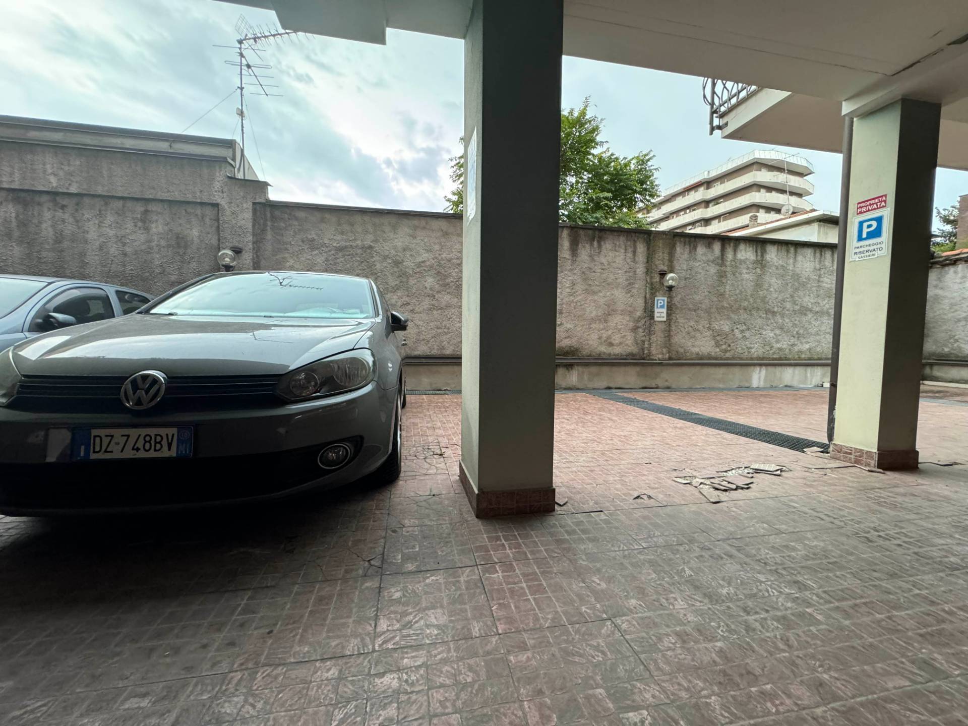 Posto auto scoperto in affitto a Rho, Centro