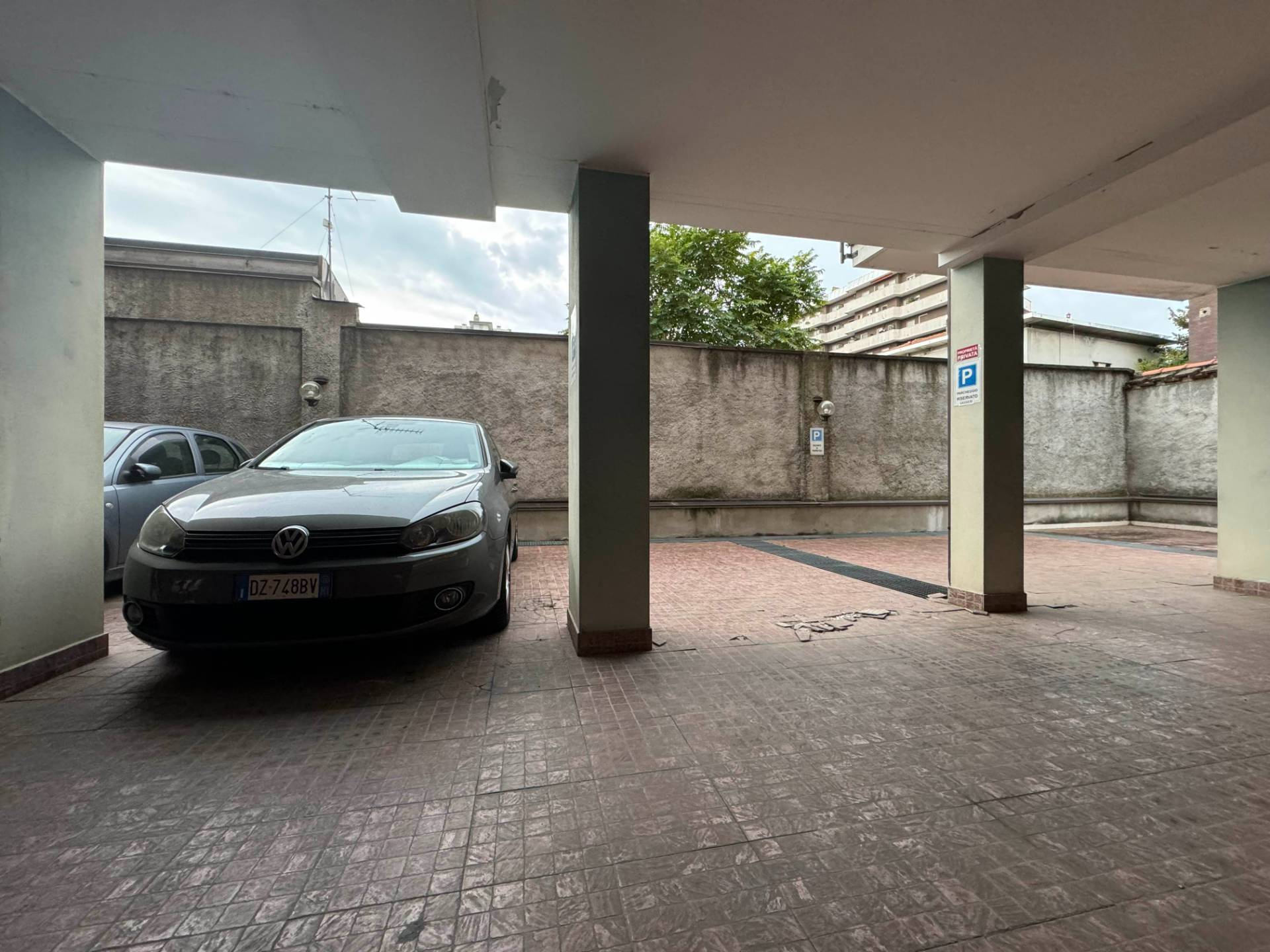 Posto auto scoperto in affitto a Rho, Centro