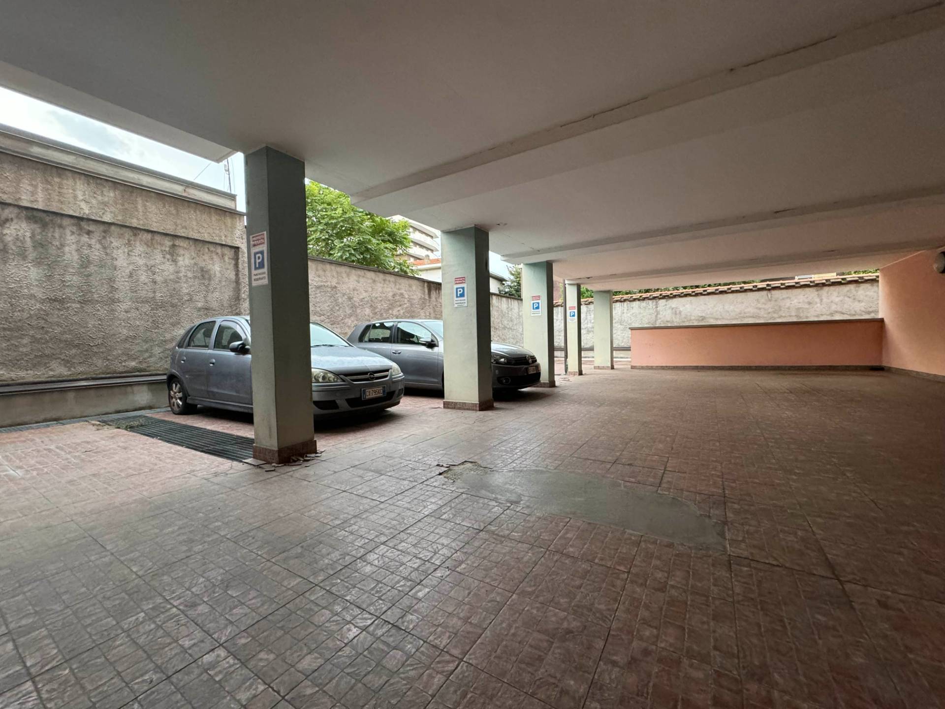 Posto auto scoperto in affitto a Rho, Centro