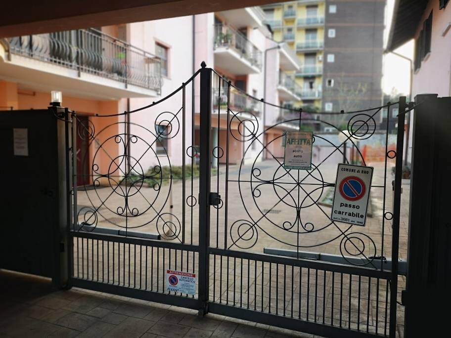 Posto auto scoperto in affitto a Rho, Centro