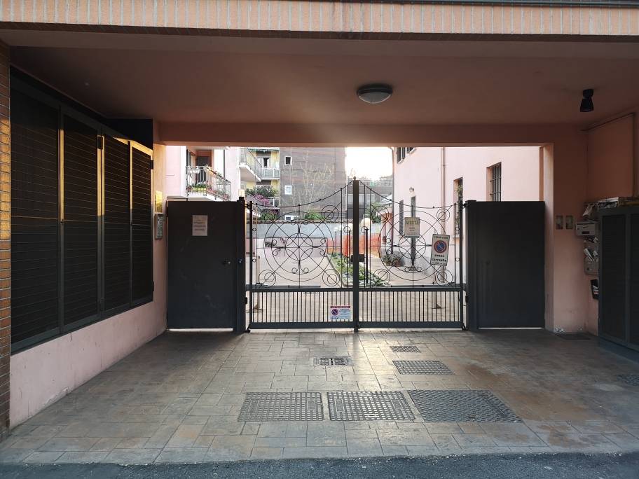 Posto auto scoperto in affitto a Rho, Centro