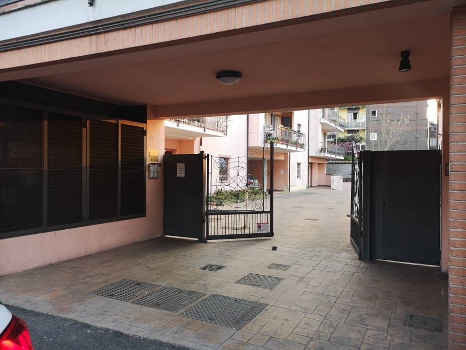 Posto auto scoperto in affitto a Rho, Centro