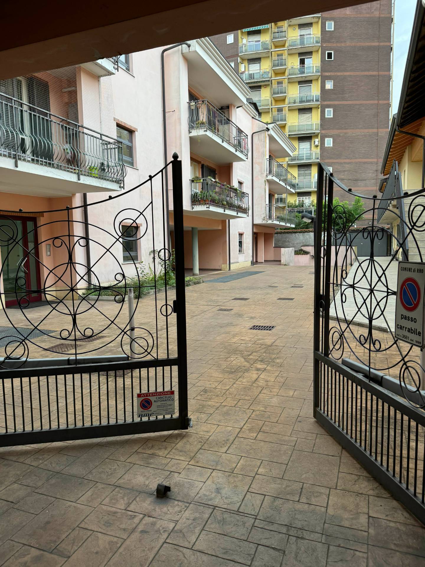 Posto auto scoperto in affitto a Rho, Centro
