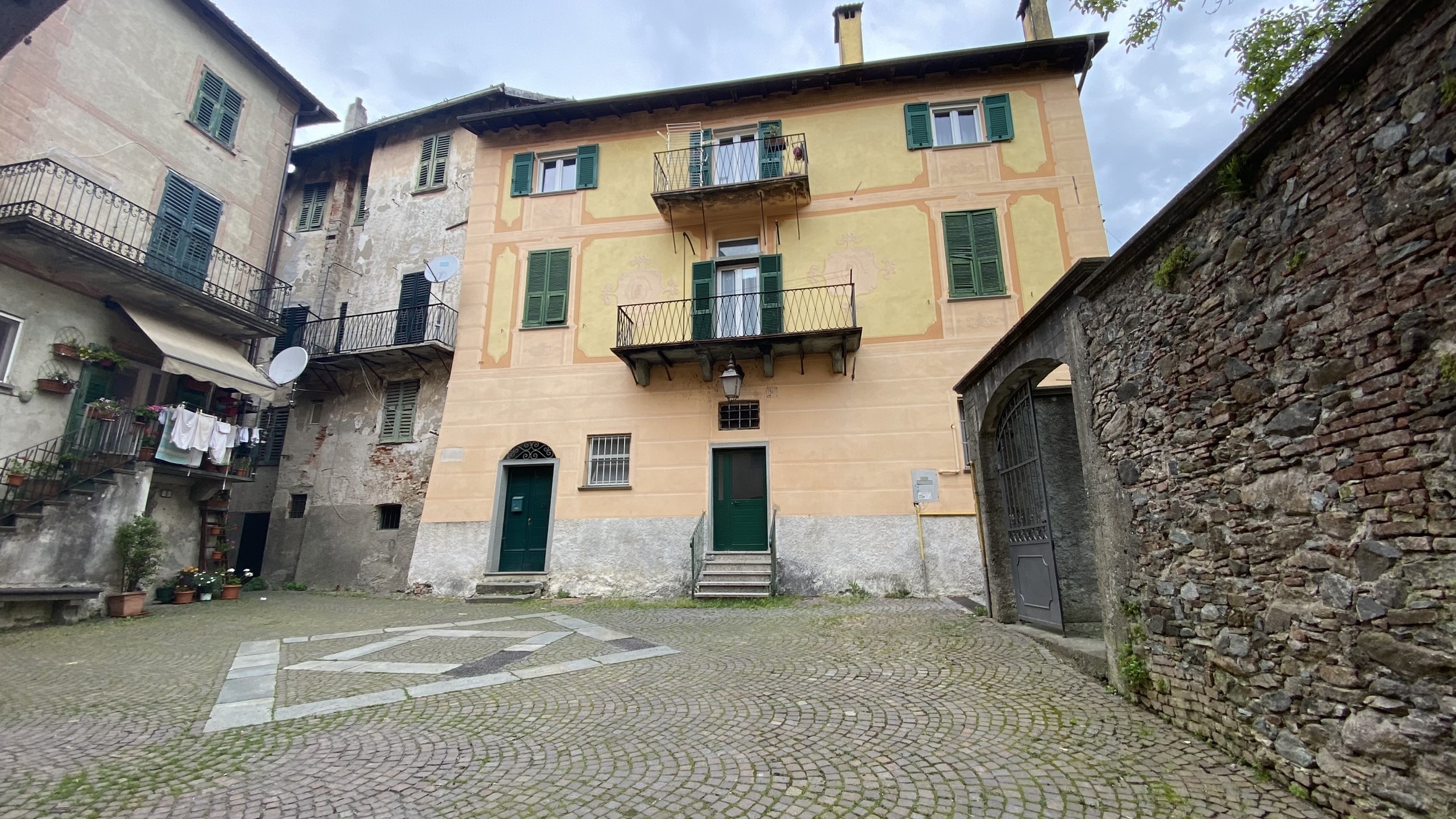 Locale commerciale da ristrutturare in piazza teatro 1, Sassello