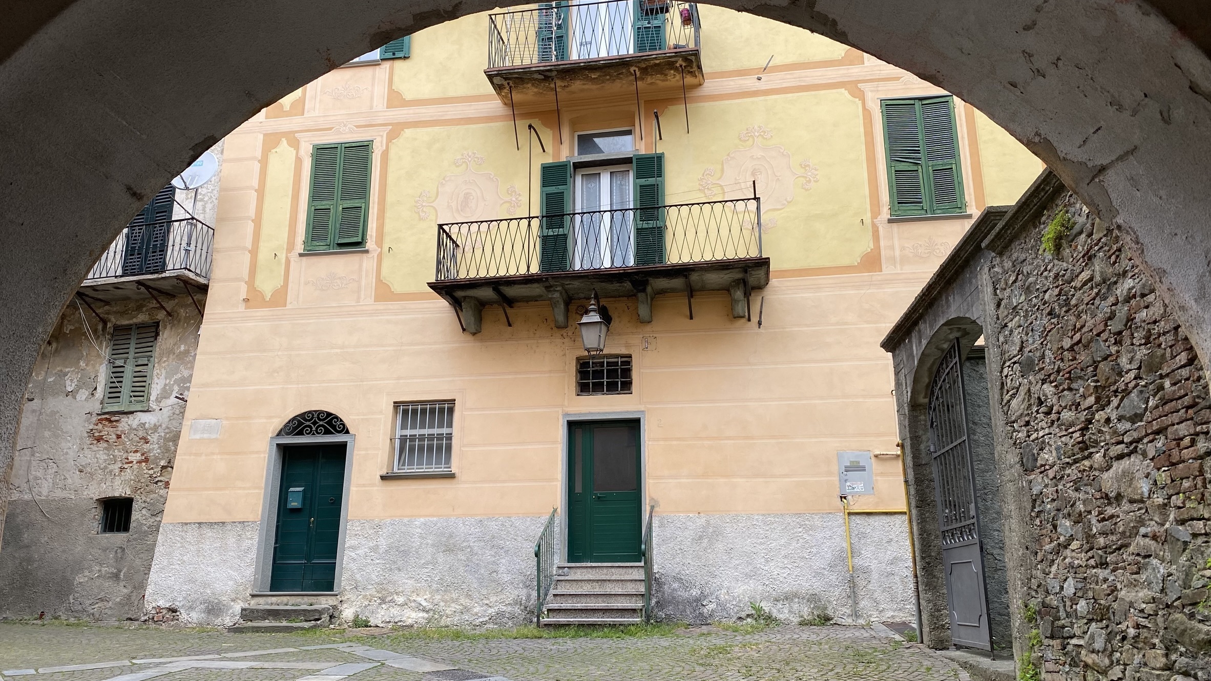 Locale commerciale da ristrutturare in piazza teatro 1, Sassello