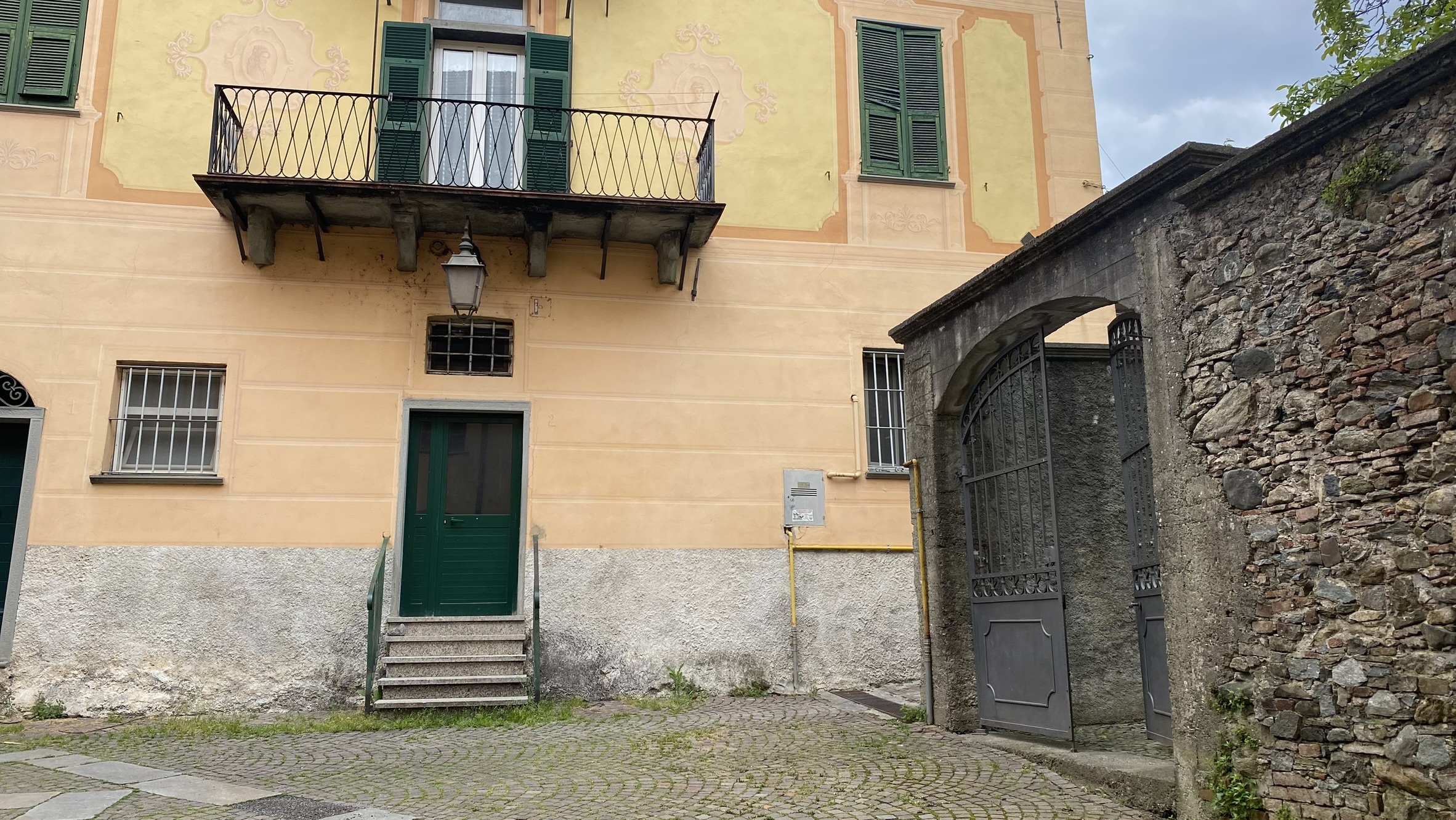 Locale commerciale da ristrutturare in piazza teatro 1, Sassello