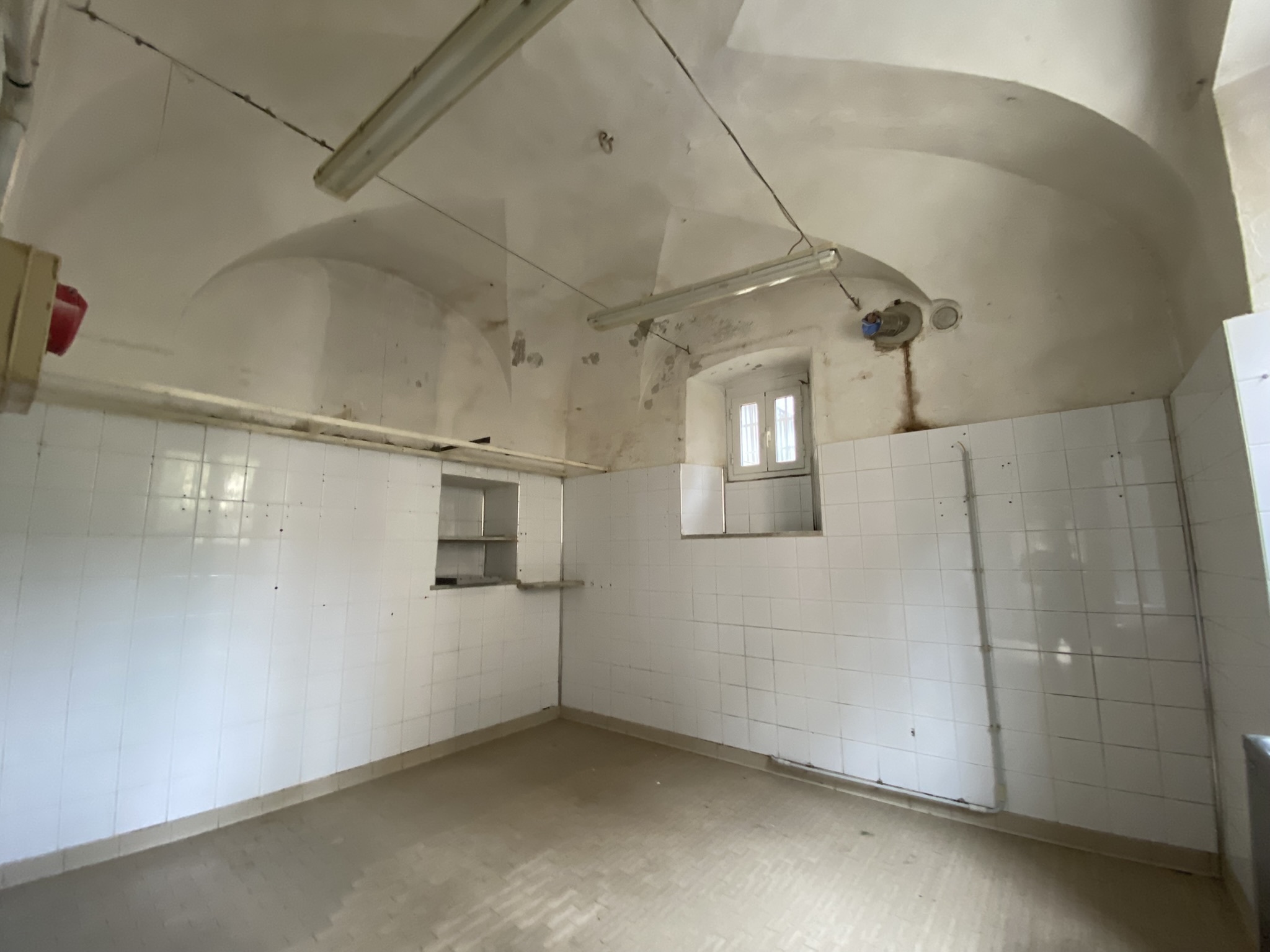 Locale commerciale da ristrutturare in piazza teatro 1, Sassello