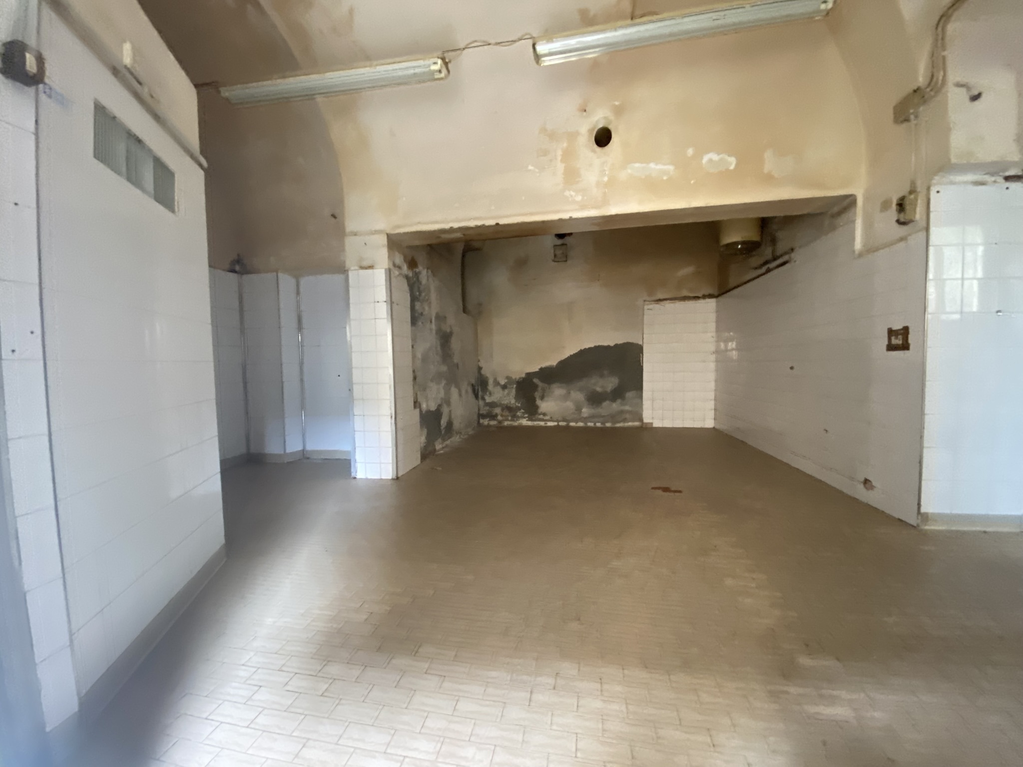 Locale commerciale da ristrutturare in piazza teatro 1, Sassello