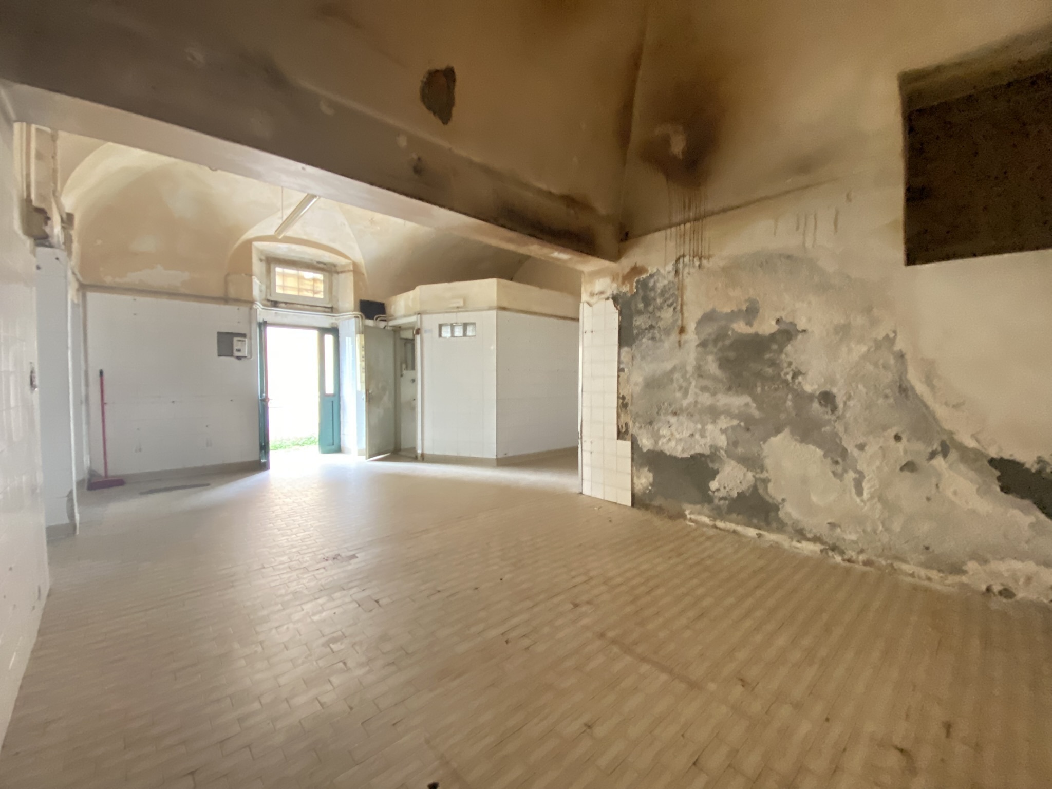 Locale commerciale da ristrutturare in piazza teatro 1, Sassello