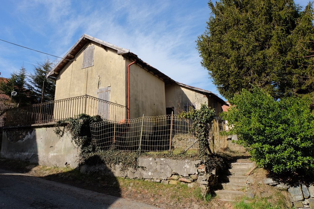 Rustico da ristrutturare, Sassello palo