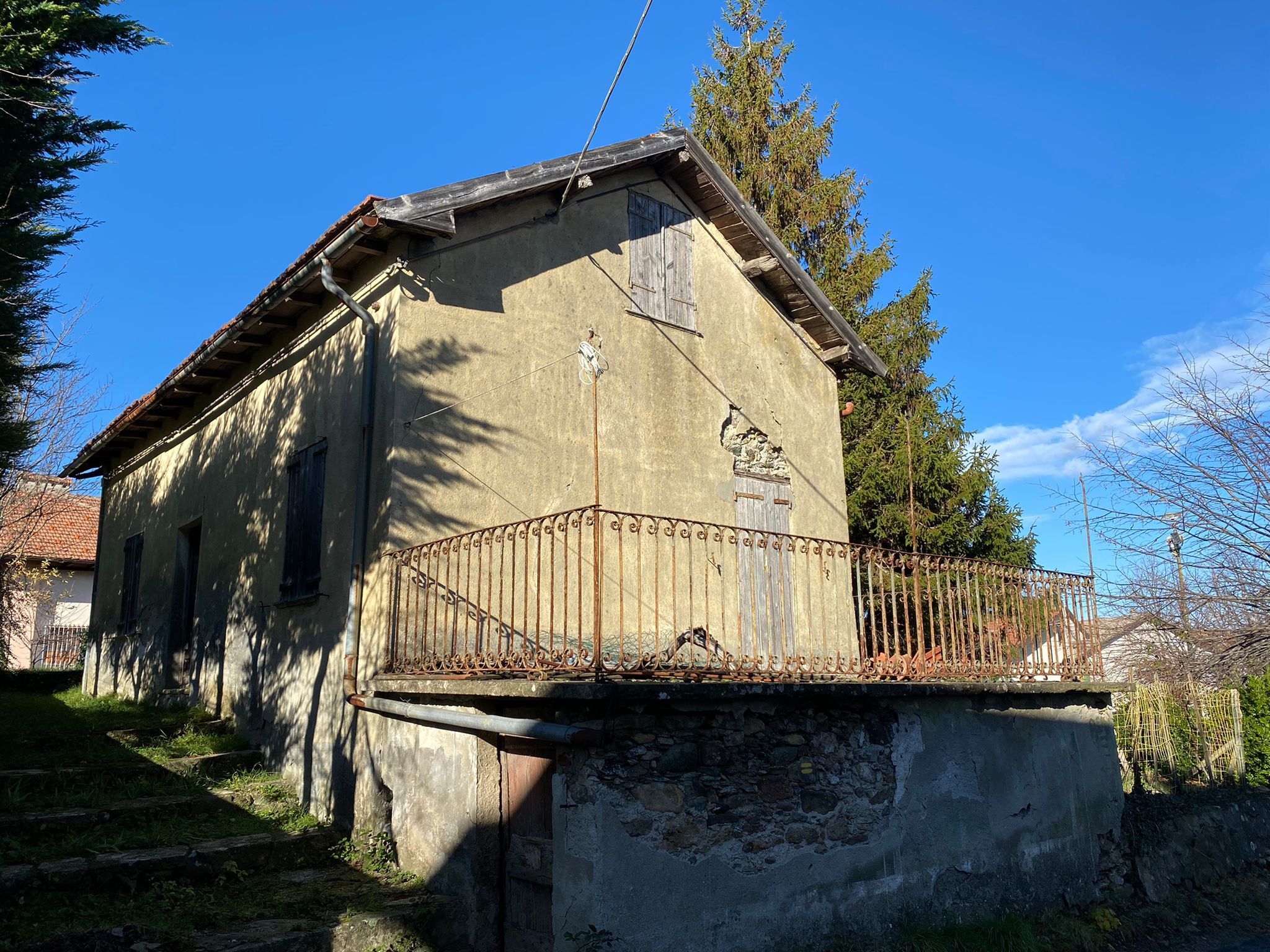 Rustico da ristrutturare, Sassello palo