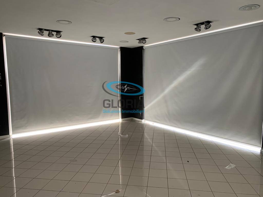 Locale commerciale in affitto a Fabriano