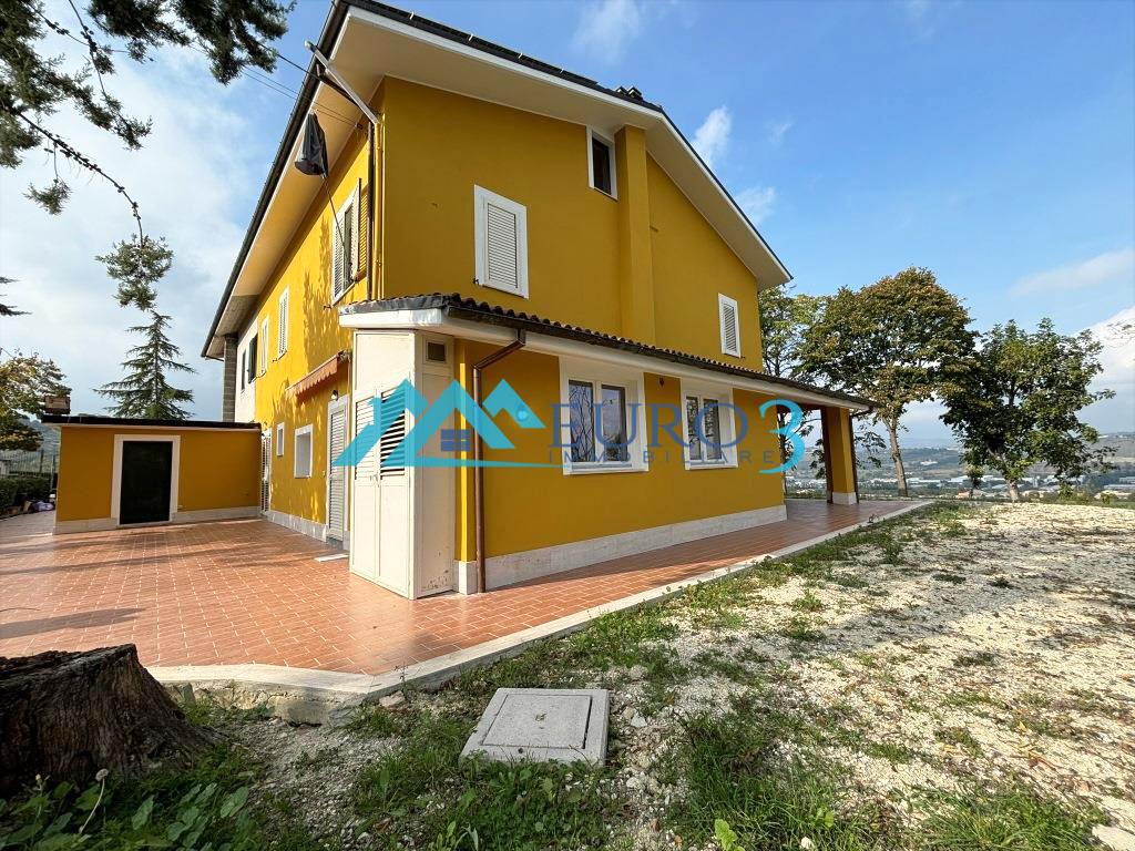 Villa con giardino in via delle querce 1, Maltignano