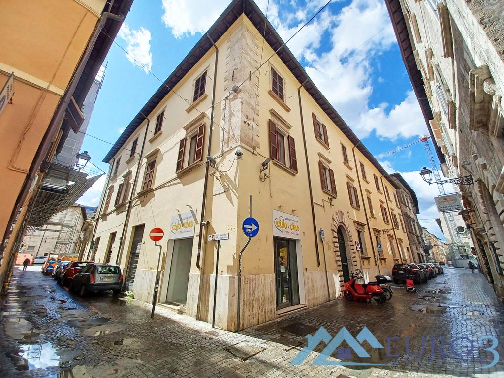 Locale commerciale in affitto in corso mazzini 117, Ascoli Piceno