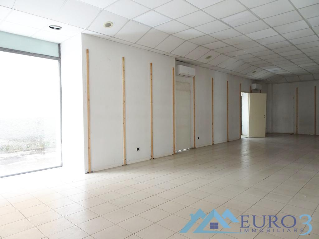 Locale commerciale in affitto in corso mazzini 117, Ascoli Piceno