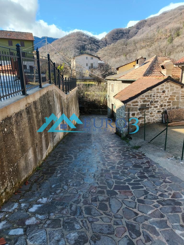 Casa indipendente con giardino in frazione migliarelli, Montegallo