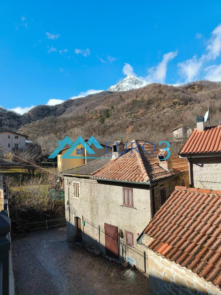Casa indipendente con giardino in frazione migliarelli, Montegallo