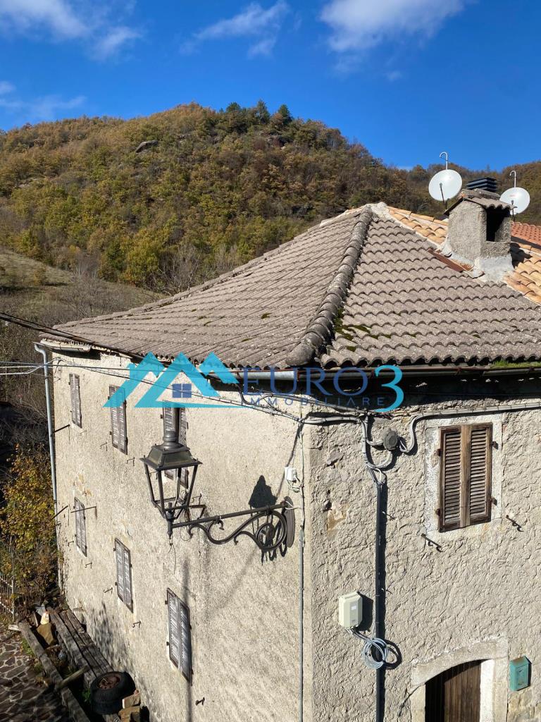 Casa indipendente con giardino in frazione migliarelli, Montegallo