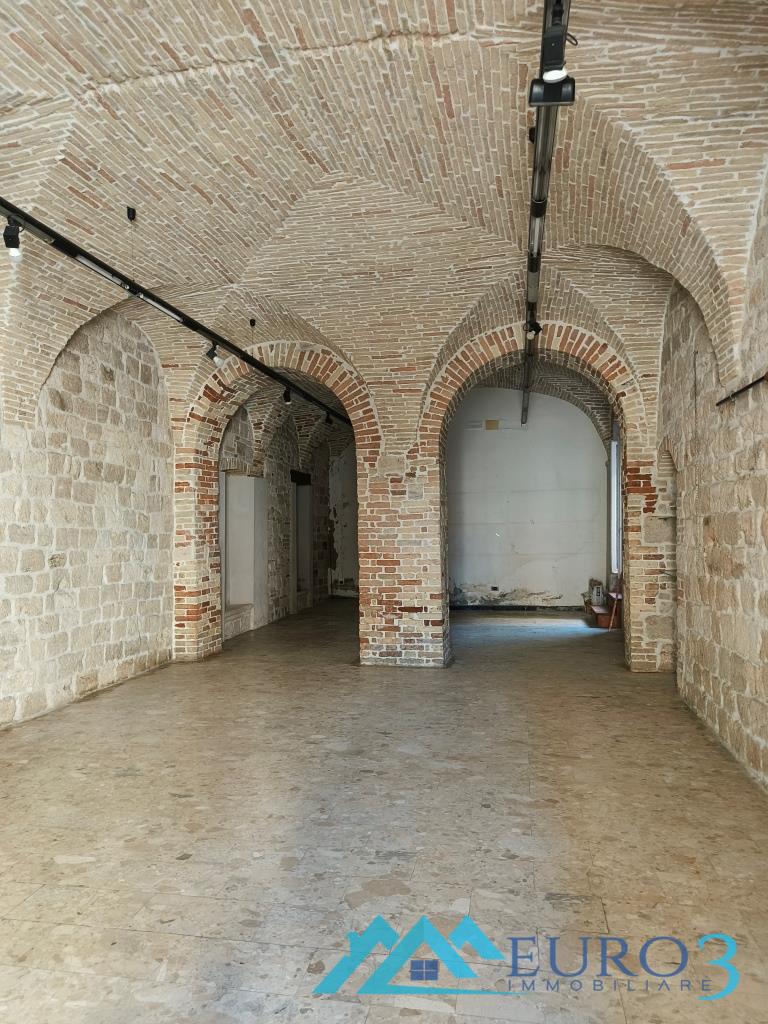 Locale commerciale in affitto in corso giuseppe mazzini, Ascoli Piceno