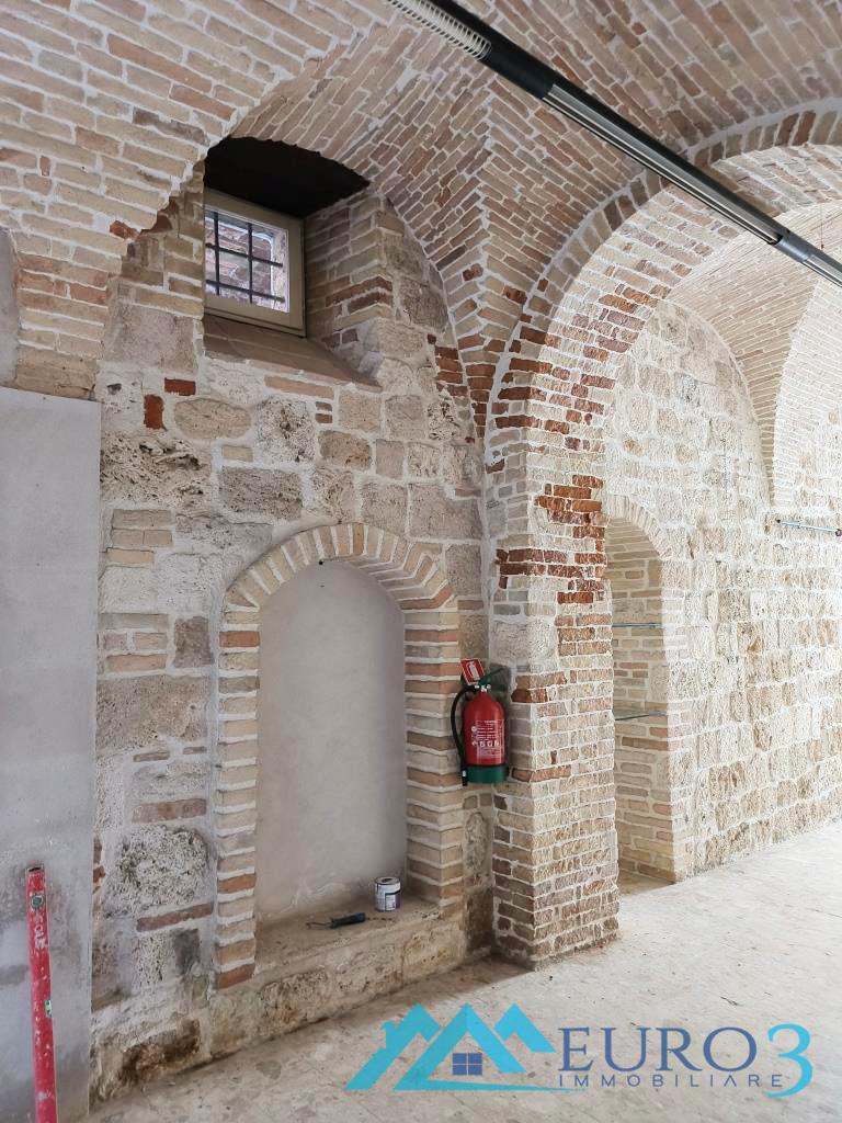 Locale commerciale in affitto in corso giuseppe mazzini, Ascoli Piceno
