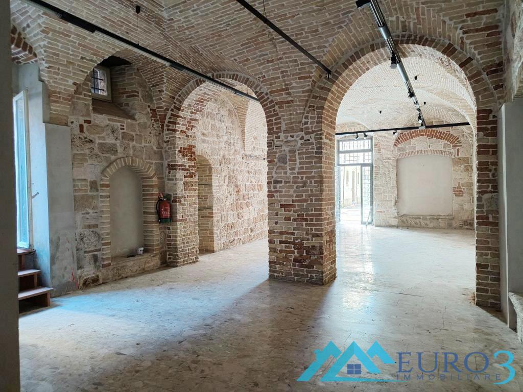 Locale commerciale in affitto in corso giuseppe mazzini, Ascoli Piceno