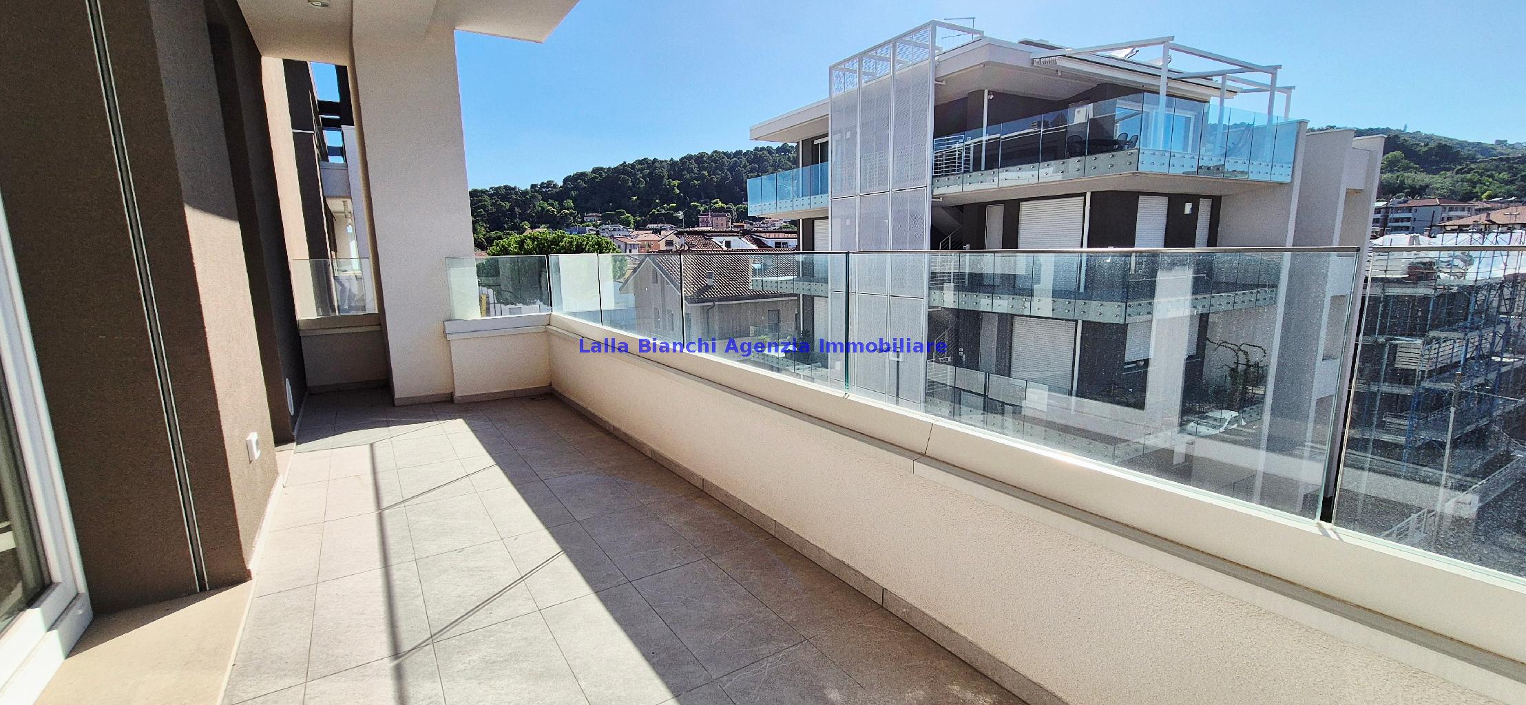 Appartamento con terrazzi in via bernardino baldi, Pesaro