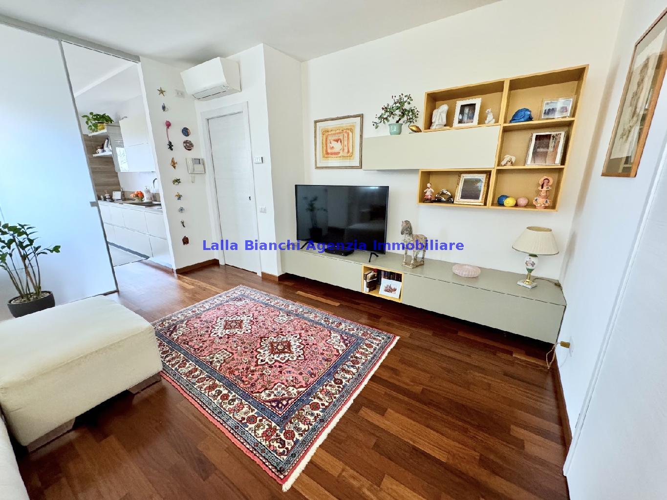 Appartamento con terrazzo in via lungofoglia delle nazioni, Pesaro