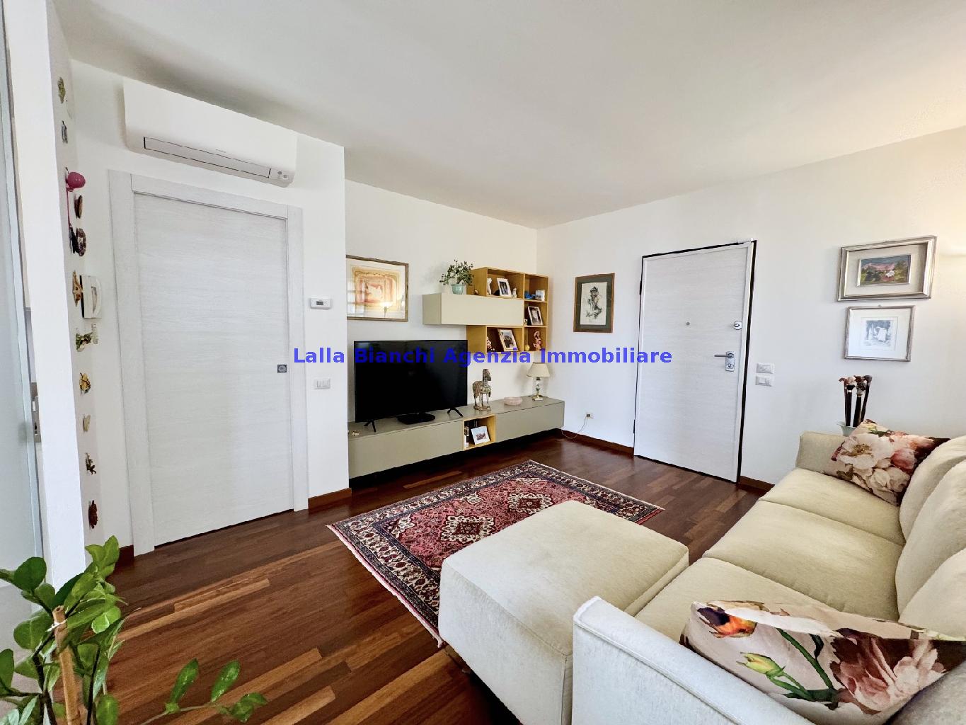 Appartamento con terrazzo in via lungofoglia delle nazioni, Pesaro