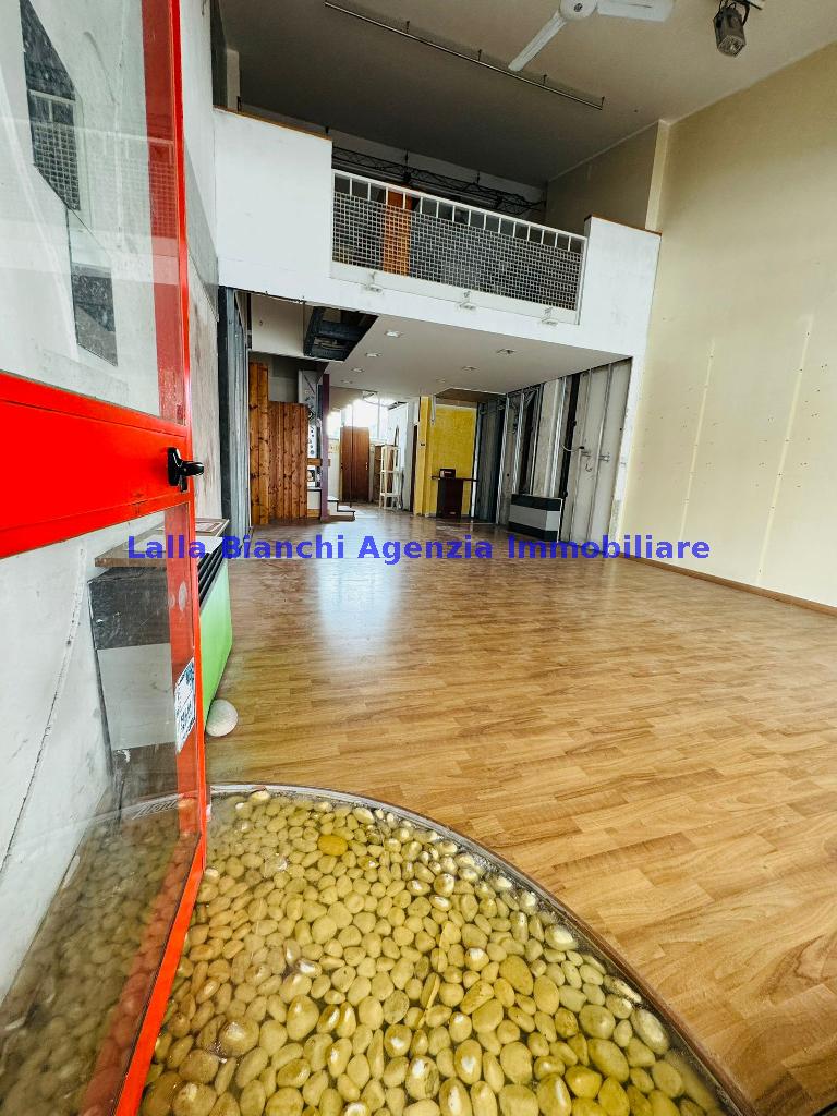 Locale commerciale in affitto in viale londra, Pesaro