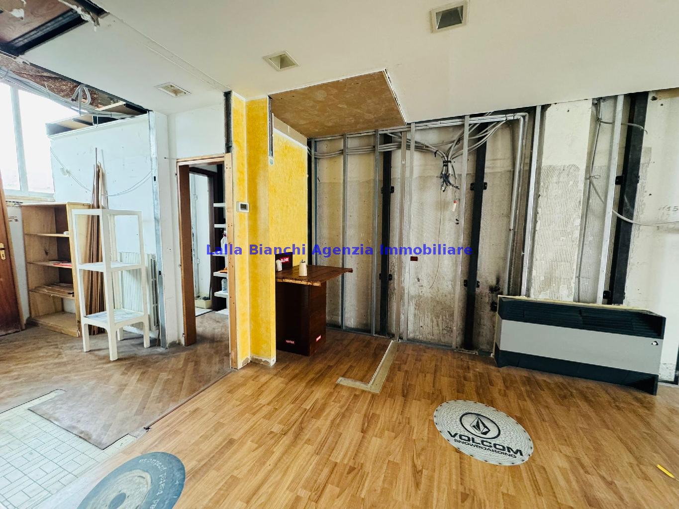 Locale commerciale in affitto in viale londra, Pesaro