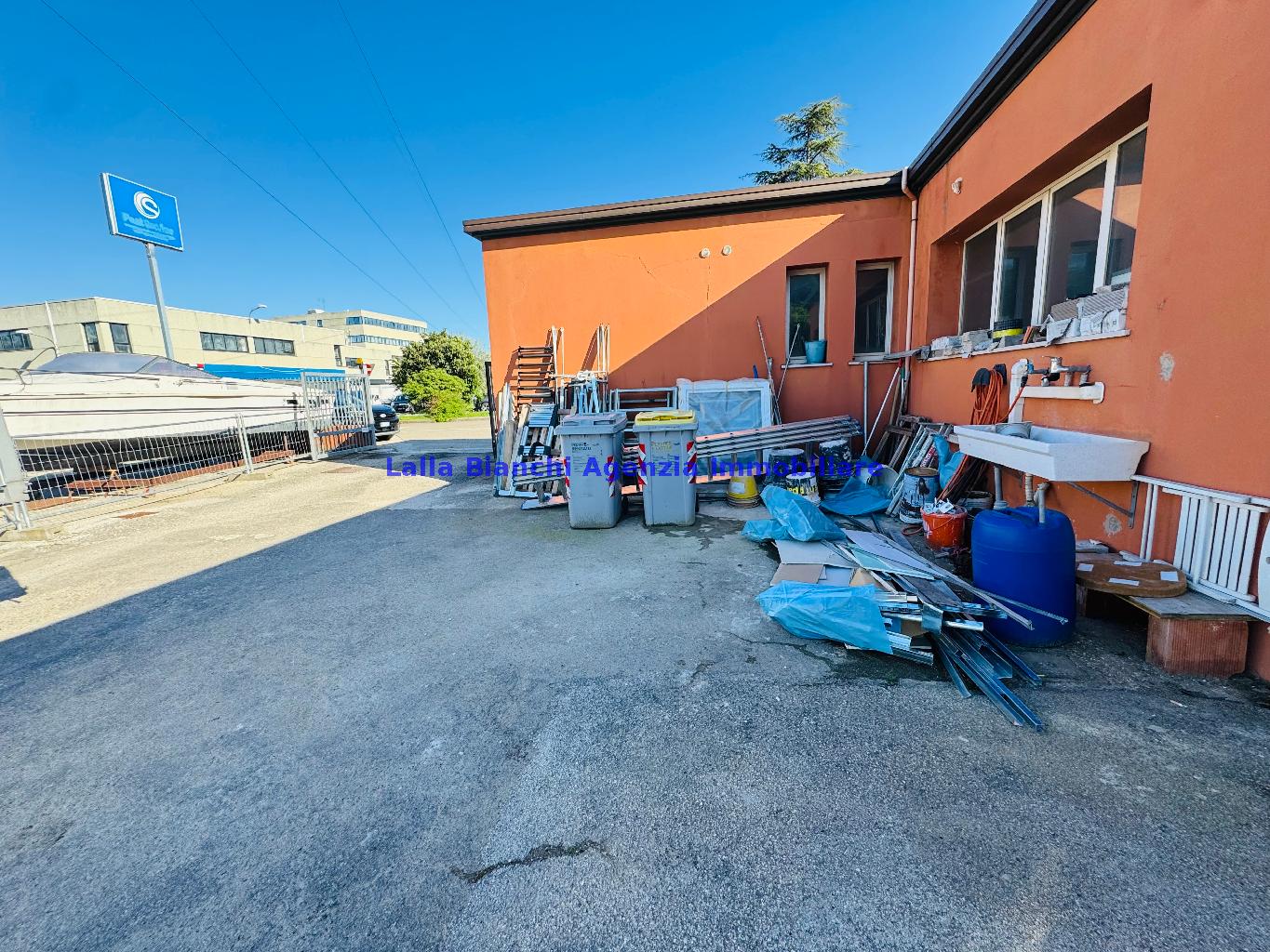 Magazzino con giardino in via degli abeti, Pesaro