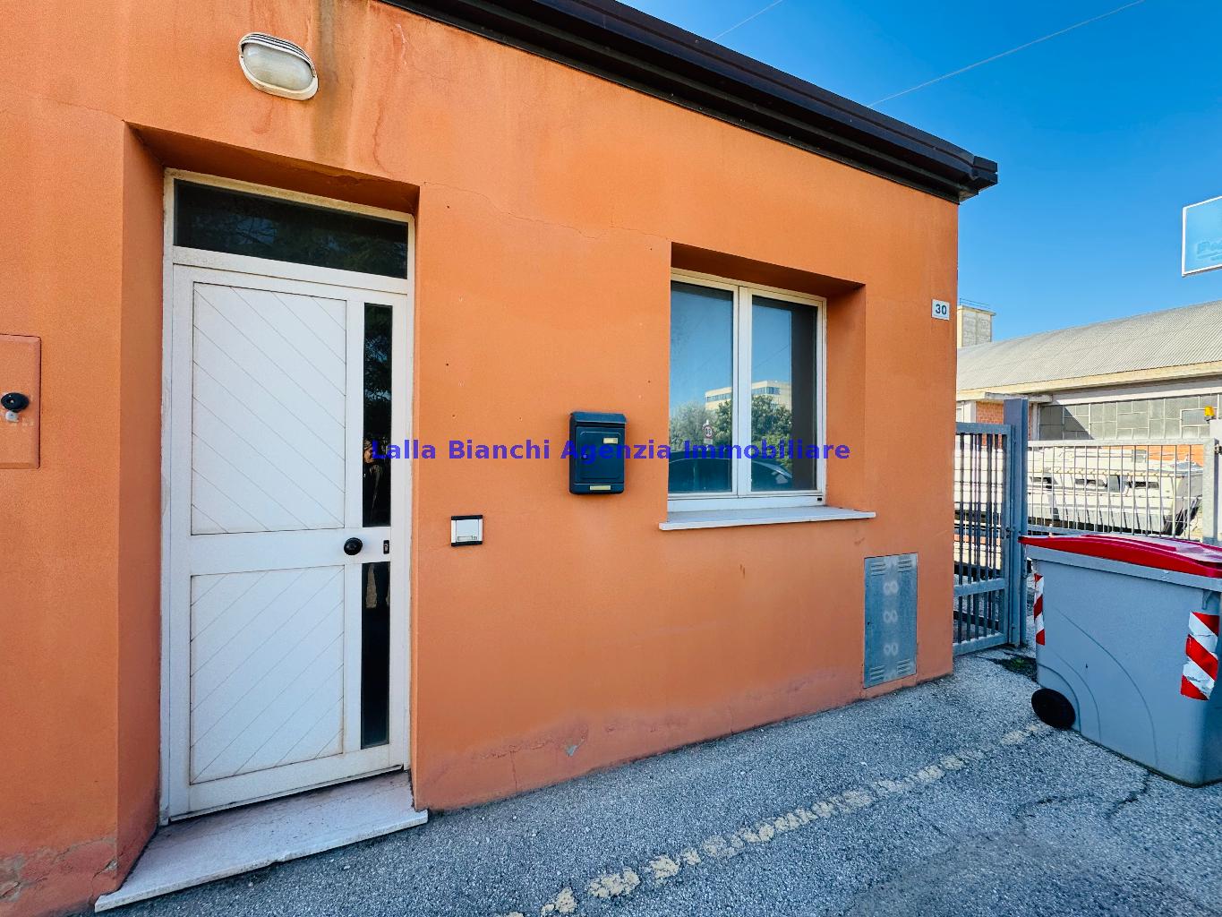 Magazzino con giardino in via degli abeti, Pesaro