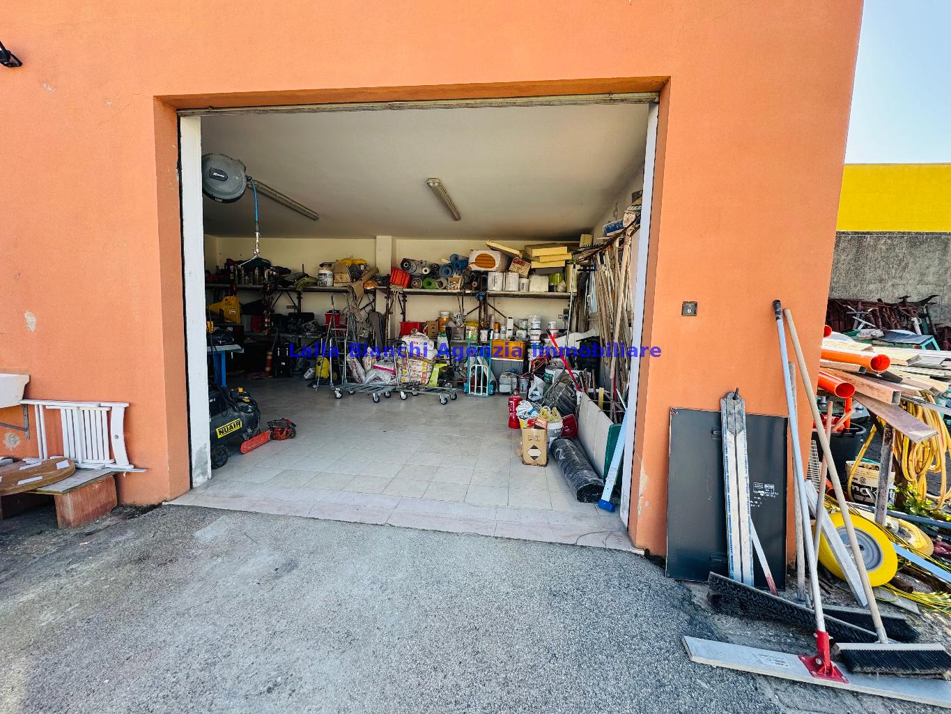 Magazzino con giardino in via degli abeti, Pesaro