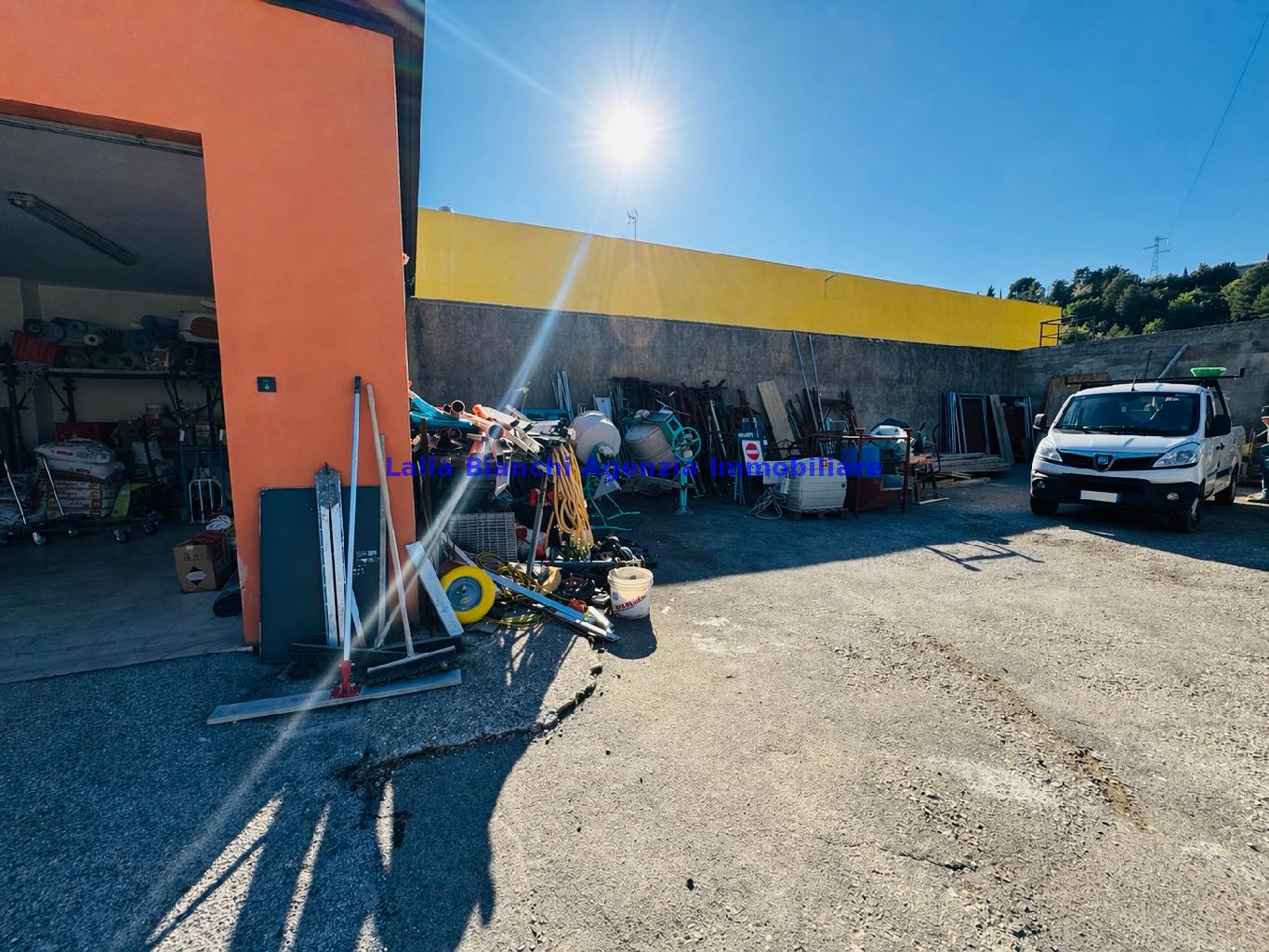 Magazzino con giardino in via degli abeti, Pesaro