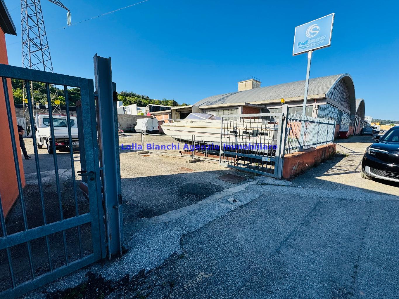 Magazzino con giardino in via degli abeti, Pesaro
