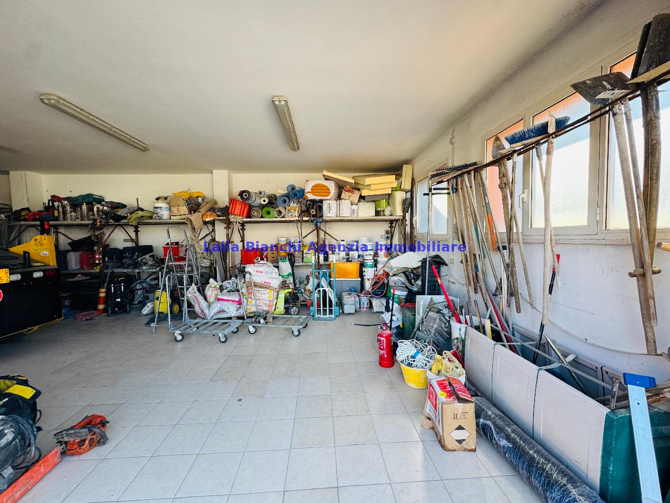 Magazzino con giardino in via degli abeti, Pesaro