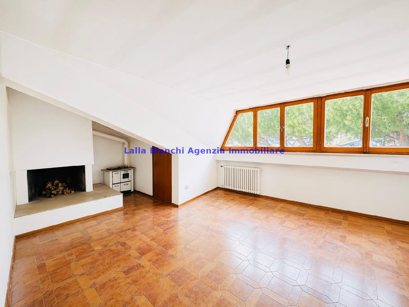 Villa con giardino in via tombesi, Pesaro