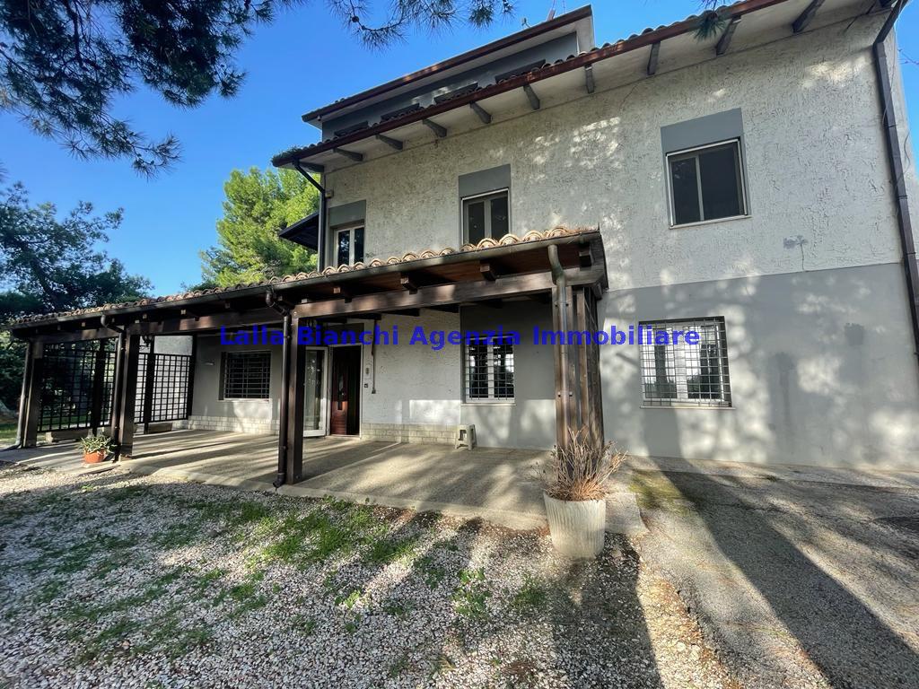 Appartamento con giardino in localita' roncosambaccio, Fano