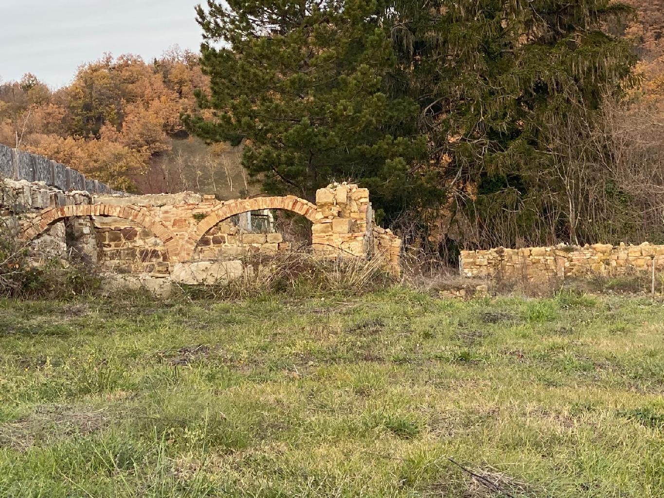 Rustico da ristrutturare in frazione tuseggia 8, Camerino