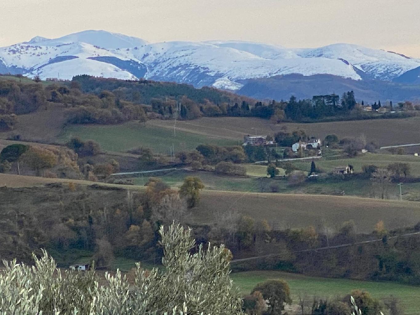 Rustico da ristrutturare in frazione tuseggia 8, Camerino