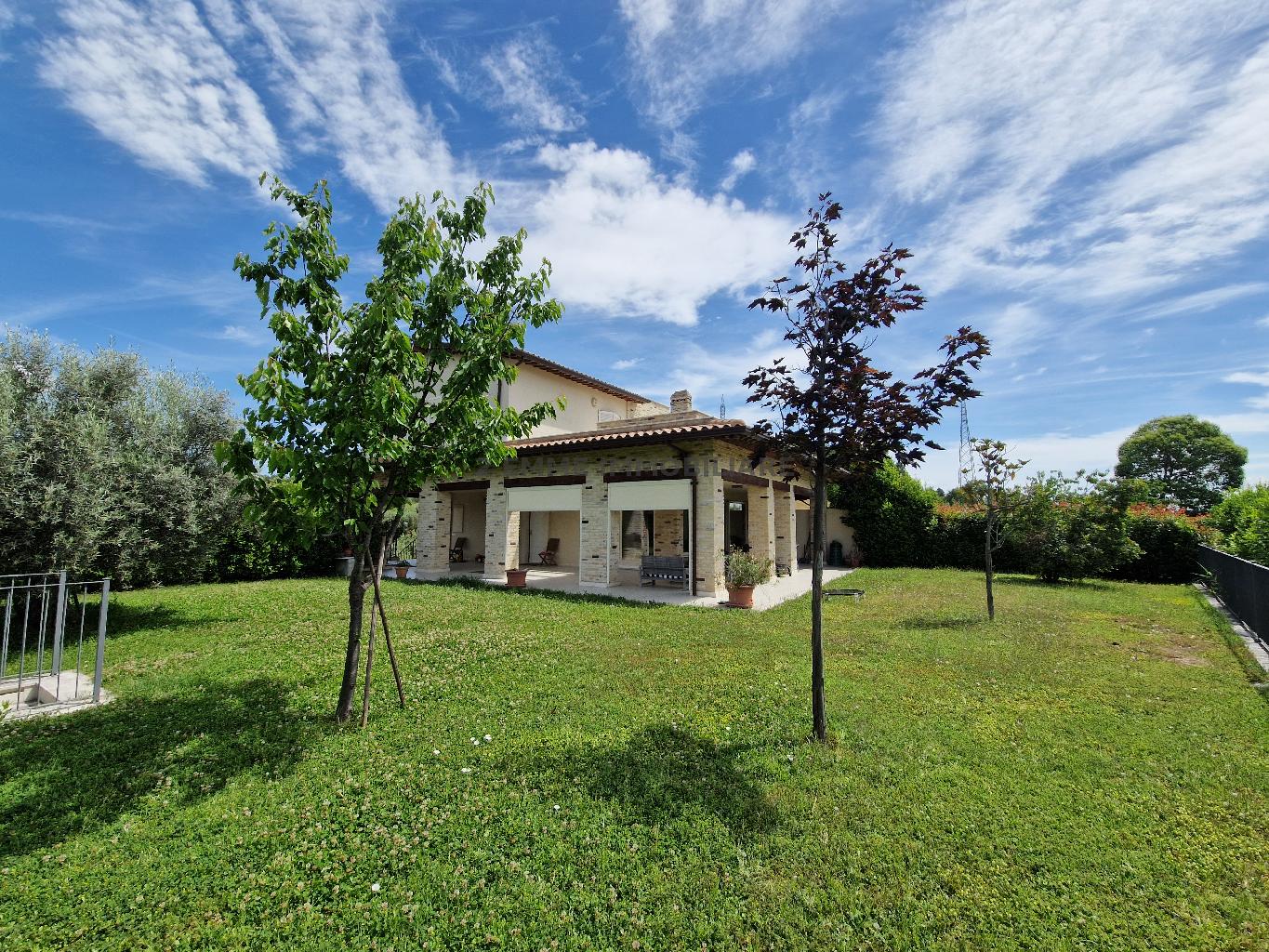 Villa con giardino in frazione fonte di campo n.6, Ascoli Piceno