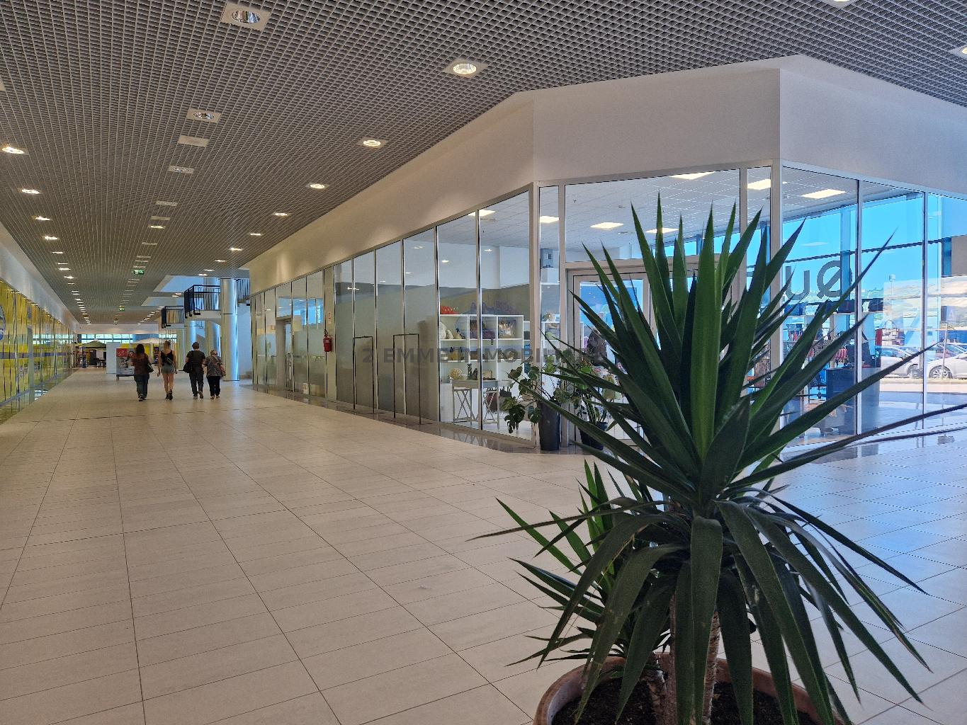 Locale commerciale in vendita in viale dei mutilati e invalidi del lavoro 121, Castel di Lama