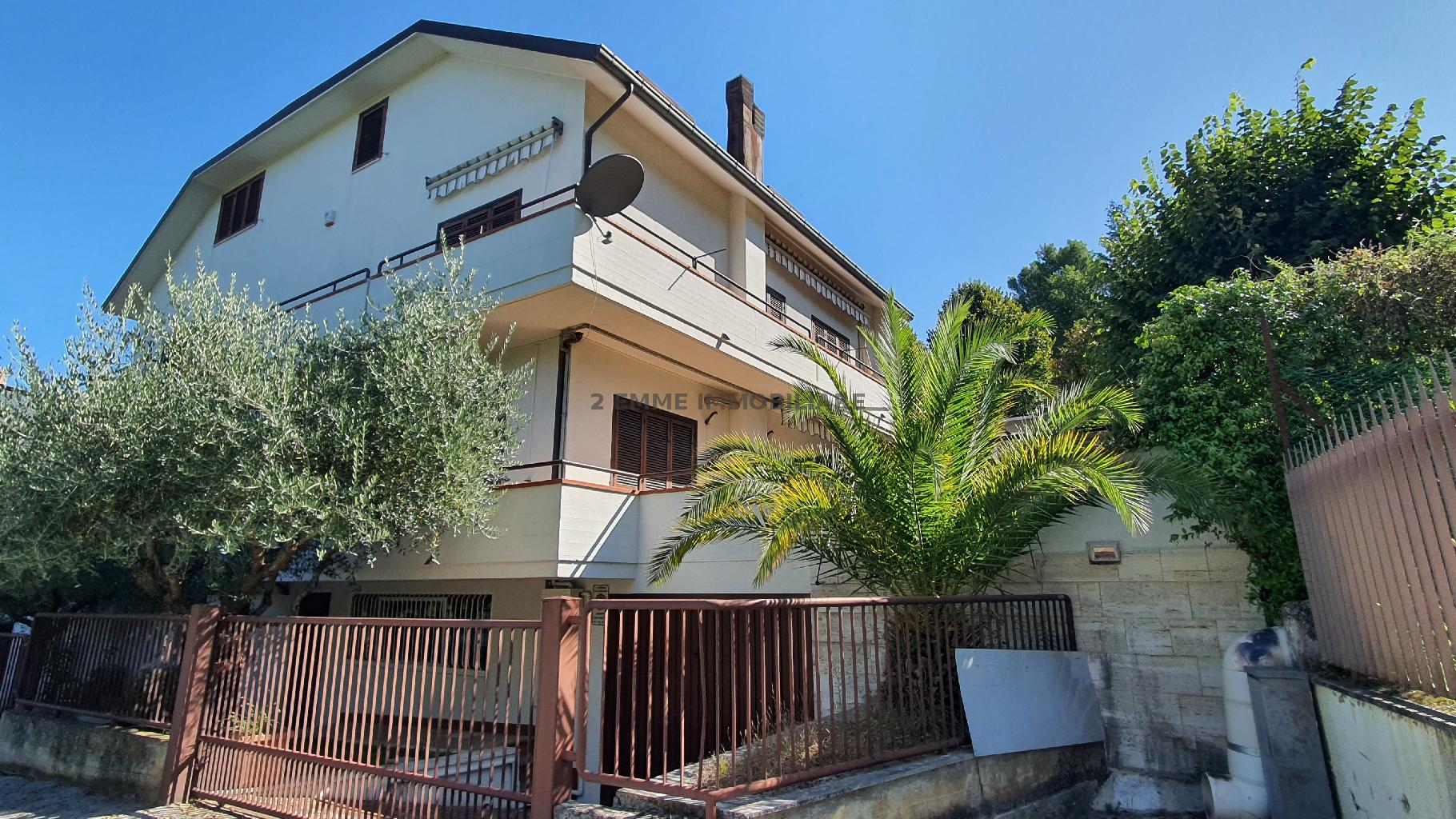 Villa con giardino, Folignano case di coccia