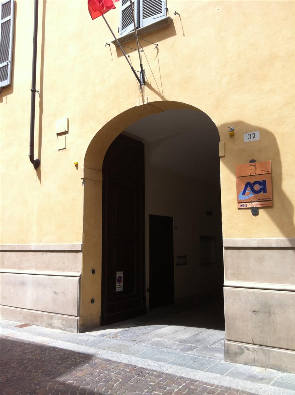 Piacenza centro, via Chiapponi. Ufficio 65 mq, PT. 450 /mese