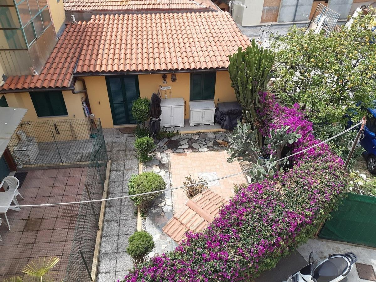 villino arredato con giardino in centro vallecrosia