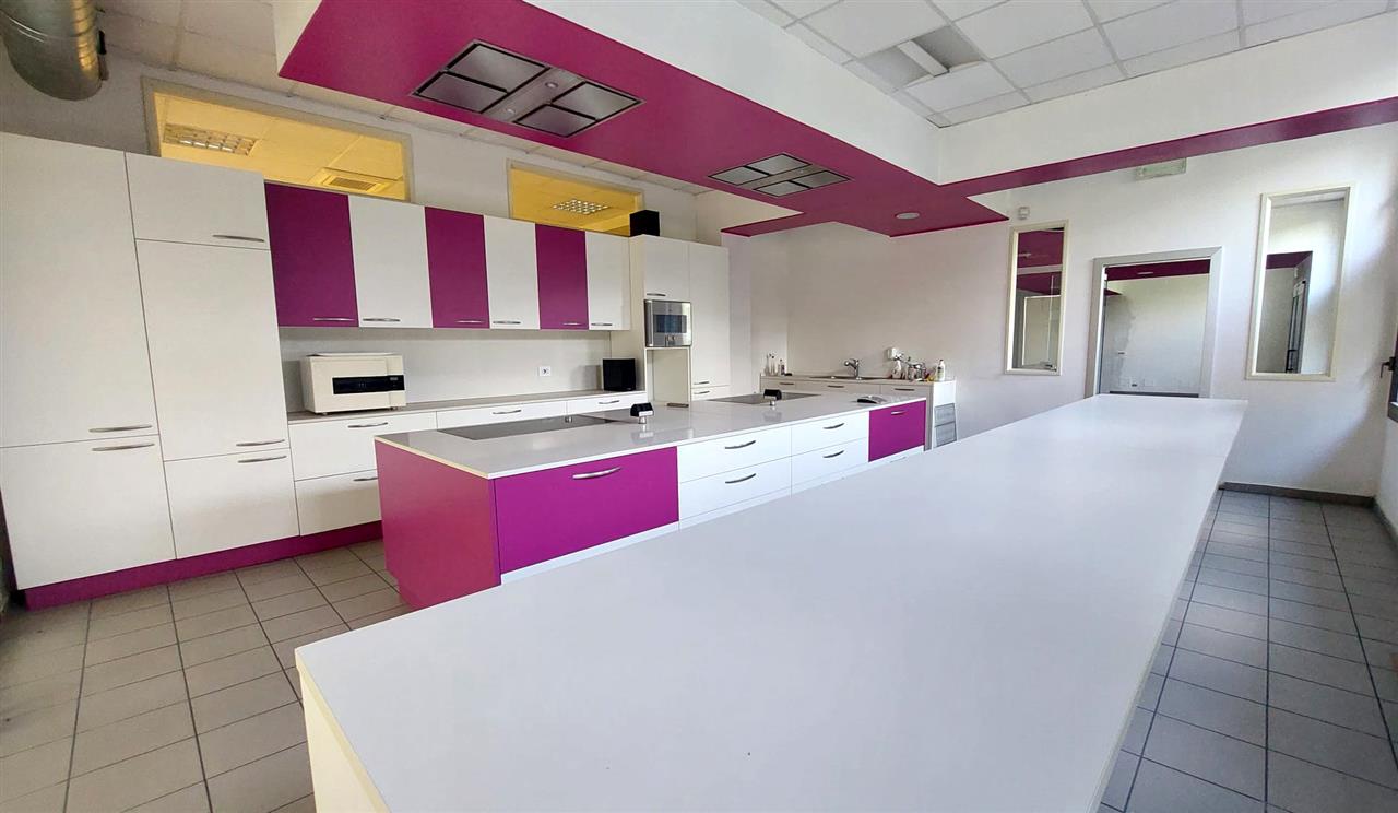 PRIVATO VENDE a Cant� Locale ristrutturato 200 mq in Classe B con Canna Fumaria