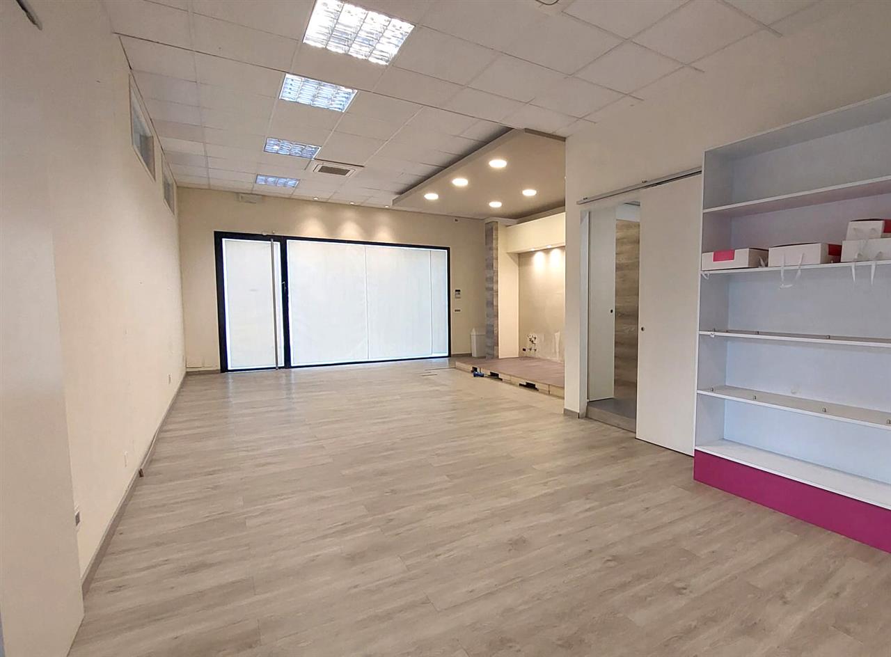 PRIVATO VENDE a Cant� Locale ristrutturato 200 mq in Classe B con Canna Fumaria