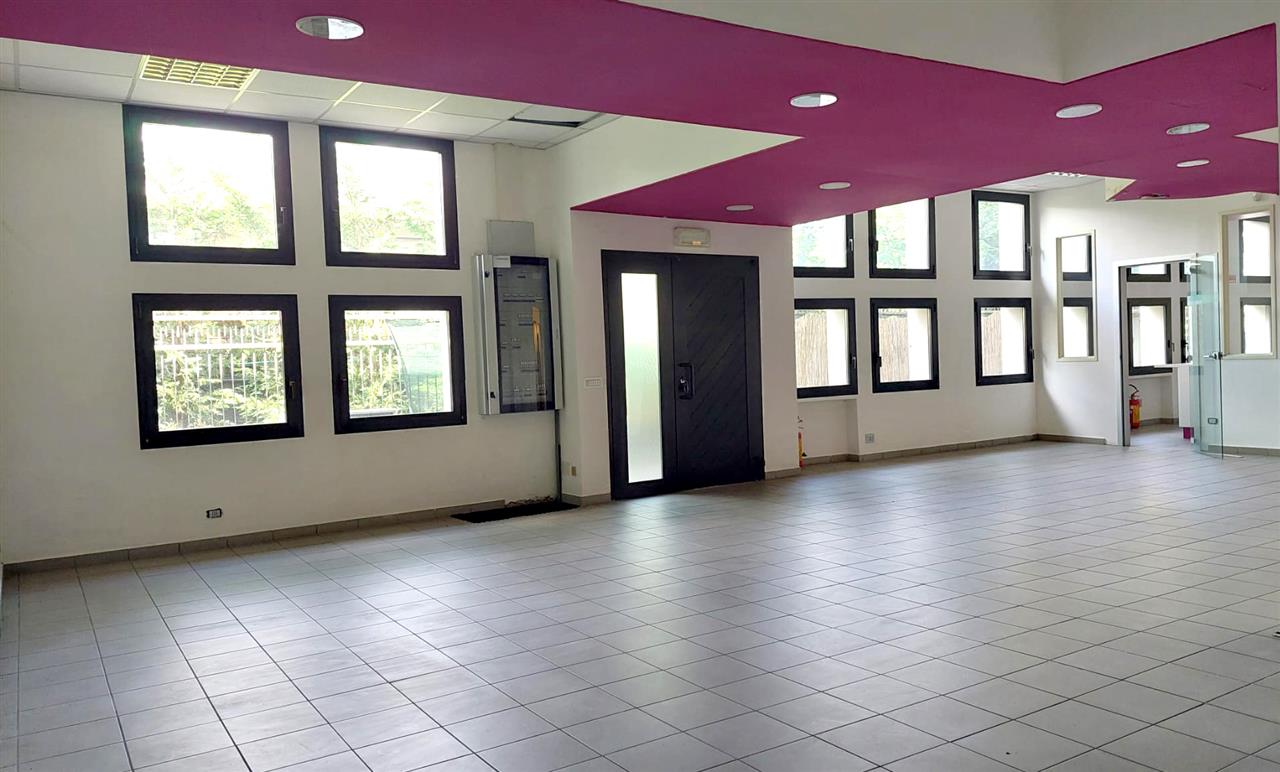 PRIVATO VENDE a Cant� Locale ristrutturato 200 mq in Classe B con Canna Fumaria